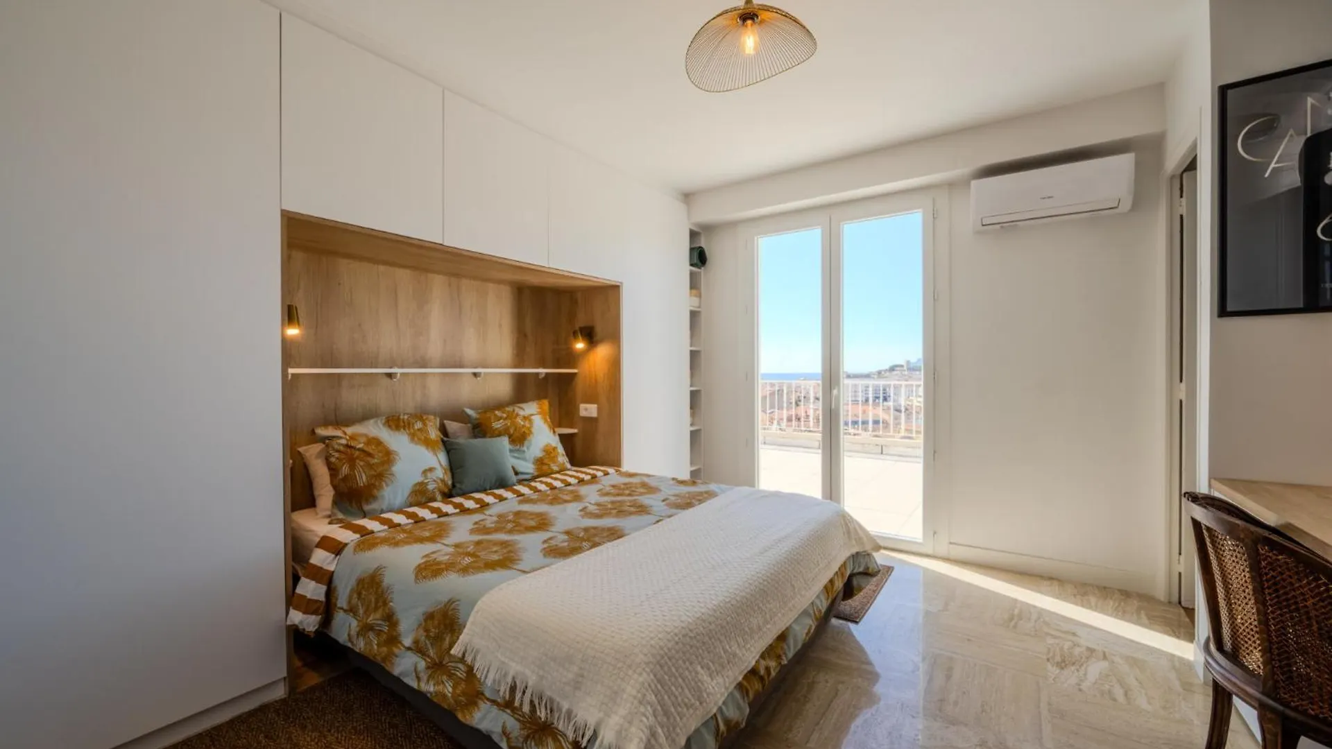 Appartement Avec Terrasse Et Vue Mer Cannes France