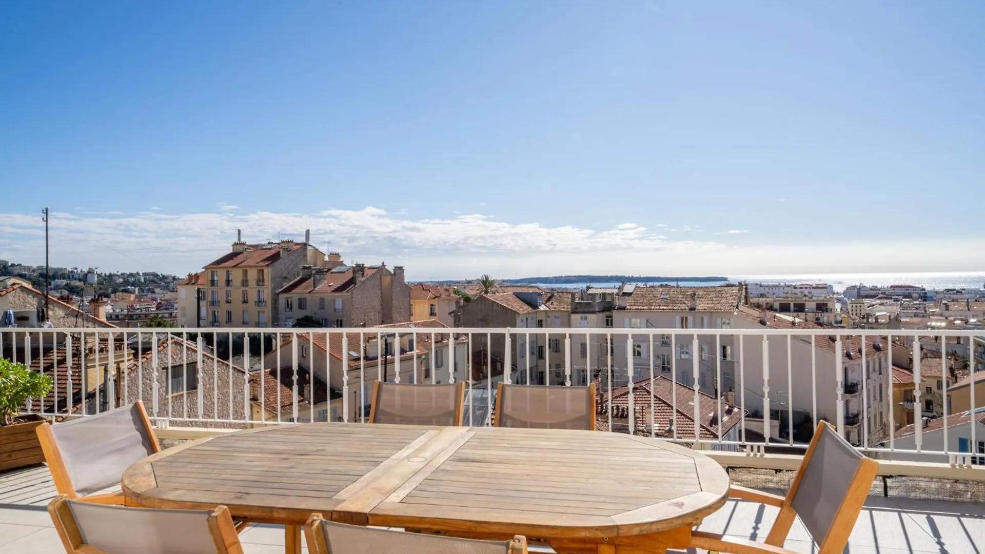 Appartement Avec Terrasse Et Vue Mer Cannes France